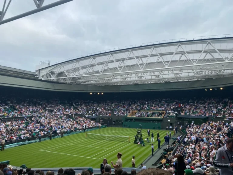 Iga Swiatek prevails as Novak Djokovic’s match continues following a ridiculous rain delay.